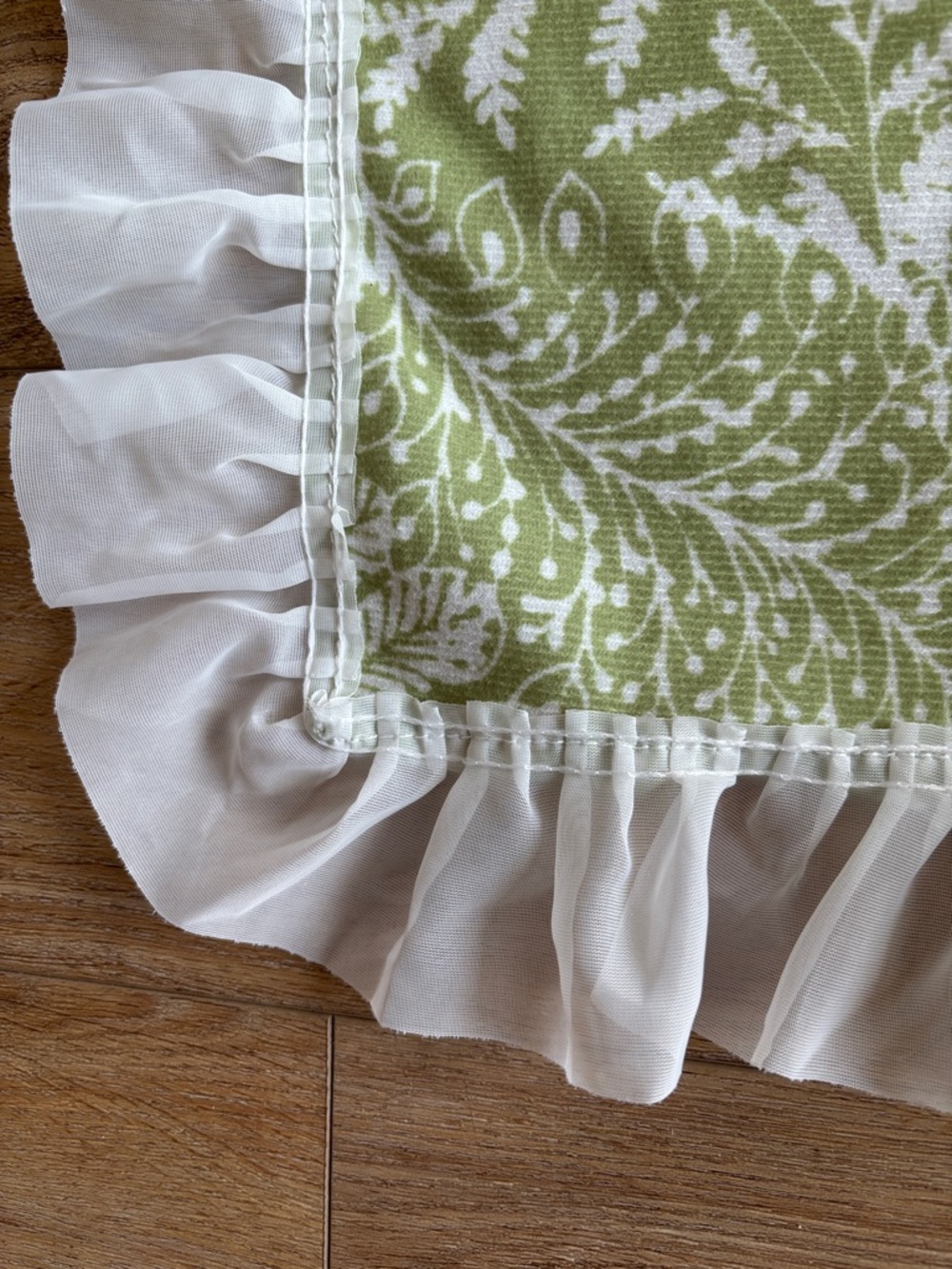 Green Botanical Print Ruffled Tablecloth - Picture 5 of 14
